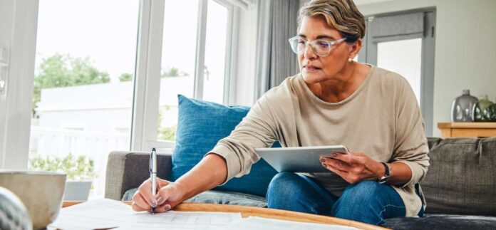 Women Are More Likely to Be Living Paycheck to Paycheck, Study Finds